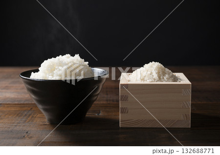 一膳のごはんと一合の生米 132688771