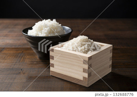 一膳のごはんと一合の生米 一膳のごはんと一合の生米 132688776