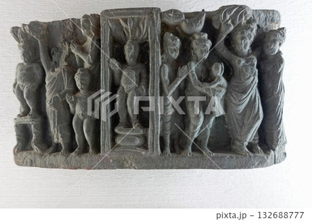 パキスタンの古都タキシラにあるタキシラ博物館に展示される仏教関係の仏伝彫刻の釈迦誕生の小彫刻 パキスタンの古都タキシラにあるタキシラ博物館に展示される仏教関係の仏伝彫刻の釈迦誕生の小彫刻 132688777