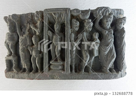 パキスタンの古都タキシラにあるタキシラ博物館に展示される仏教関係の仏伝彫刻の釈迦誕生の小彫刻 パキスタンの古都タキシラにあるタキシラ博物館に展示される仏教関係の仏伝彫刻の釈迦誕生の小彫刻 132688778