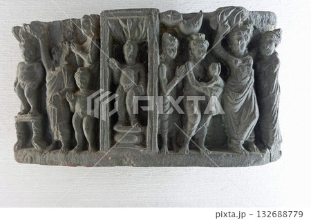パキスタンの古都タキシラにあるタキシラ博物館に展示される仏教関係の仏伝彫刻の釈迦誕生の小彫刻 132688779