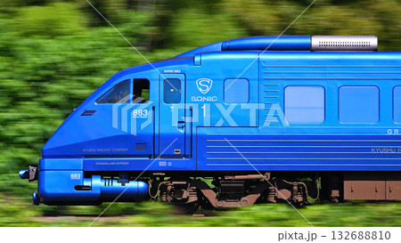 疾走するJR九州の特急ソニック 疾走するJR九州の特急ソニック 132688810