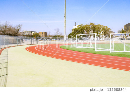 競技場のトラックのカーブ 132688844
