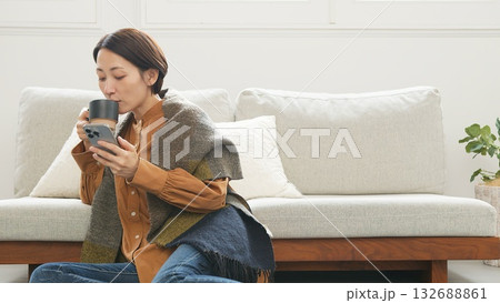 携帯を操作している女性 132688861