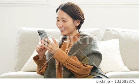 携帯を操作している女性 132688876