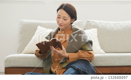 読書をしている女性 イメージ 読書をしている女性 イメージ 132688897