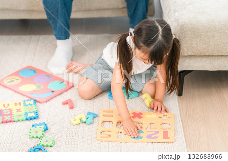 マイホームのリビングで遊ぶファミリー,親子(育児,子育て) マイホームのリビングで遊ぶファミリー,親子(育児,子育て) 132688966