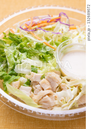 プラカップに入った美味しい生野菜チキンサラダドレッシング付き 132689072