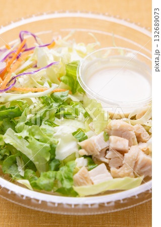 プラカップに入った美味しい生野菜チキンサラダドレッシング付き 132689073