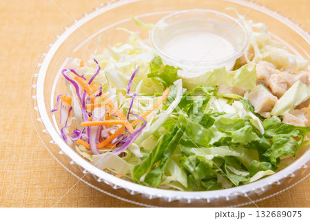 プラカップに入った美味しい生野菜チキンサラダドレッシング付き 132689075