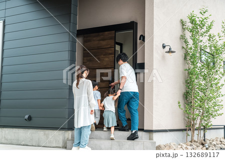 新築のマイホームを建てた夫婦・家族（住宅ローン） 132689117