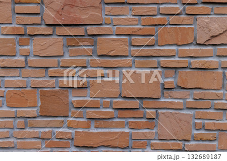 不揃いの茶色いレンガの壁、背景素材 132689187