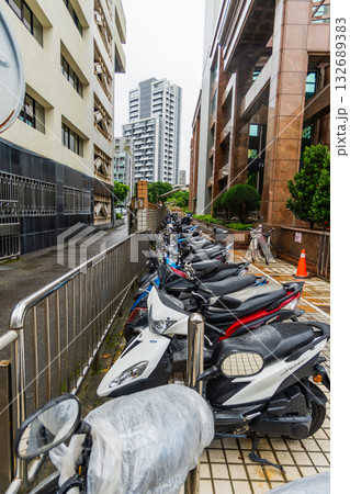 台湾　沢山のバイクが利用される雨の台北市内 132689383