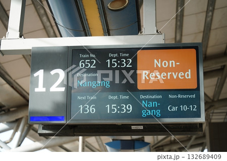 駅のホームにある電光掲示板 132689409