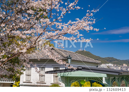 《長崎県》長崎市・坂の街並み 132689413