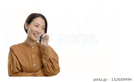 電話をしている女性(中) 文字入れ素材 電話をしている女性(中) 文字入れ素材 132689494