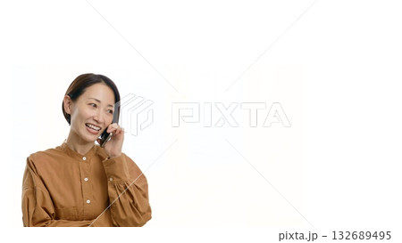 電話をしている女性(小) 文字入れ素材 電話をしている女性(小) 文字入れ素材 132689495