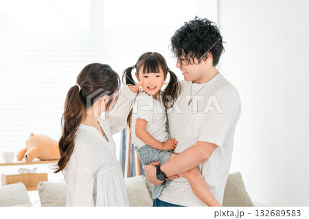 家で娘を抱っこする若いアジア人夫婦,ファミリー,親子,家族 家で娘を抱っこする若いアジア人夫婦,ファミリー,親子,家族 132689583