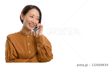 電話をしている女性(大) 文字入れ素材 132689634
