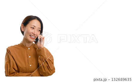 電話をしている女性(中) 文字入れ素材 電話をしている女性(中) 文字入れ素材 132689635