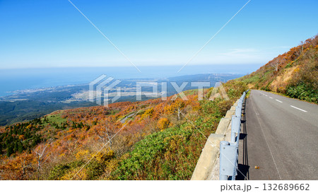鳥海ブルーライン快晴の秋 高原道路から日本海を望む 秋田県 鳥海ブルーライン快晴の秋 高原道路から日本海を望む 秋田県 132689662