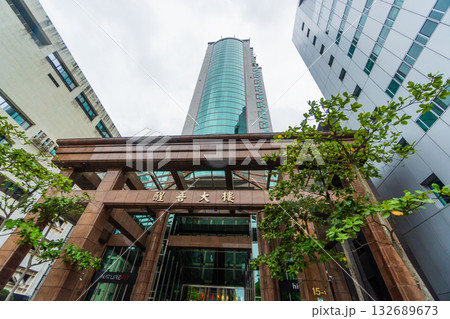 台湾 台北で高層ビルを見上げる 台湾 台北で高層ビルを見上げる 132689673