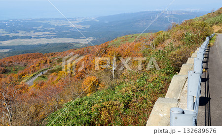 鳥海ブルーライン快晴の秋　高原道路から日本海を望む　秋田県 132689676