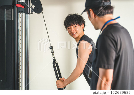 ジム,トレーニングジムでパーソナルトレーニングを受ける若いアジア人男性 ジム,トレーニングジムでパーソナルトレーニングを受ける若いアジア人男性 132689683