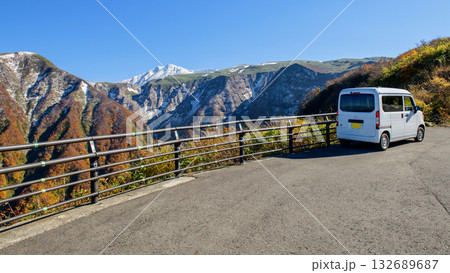鳥海ブルーライン　駐車スペースから望む　冠雪した鳥海山の絶景　秋田県 132689687
