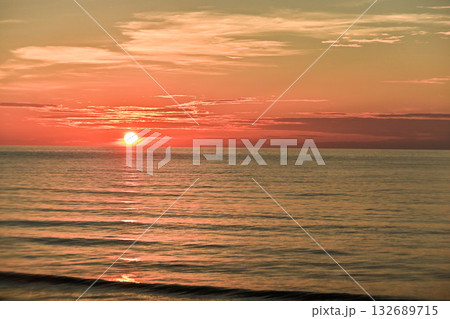 内灘海岸の夕焼け 132689715