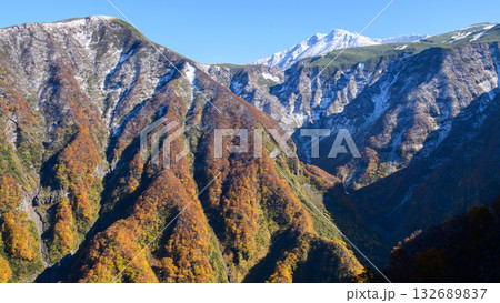 鳥海ブルーライン　駐車スペースから望む　冠雪した鳥海山の絶景　秋田県 132689837