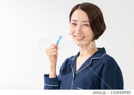 歯のケアをする女性 歯のケアをする女性 132689840
