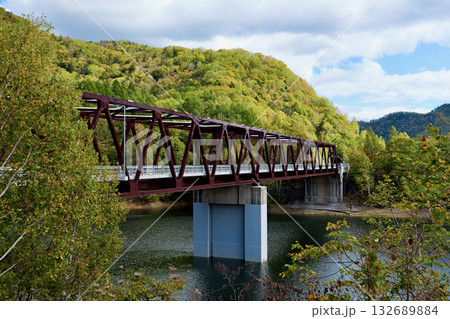 秋晴れをバックに10月のさっぽろ湖「湖水大橋」第三展望台より 132689884
