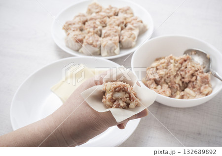 肉焼売　調理中 132689892