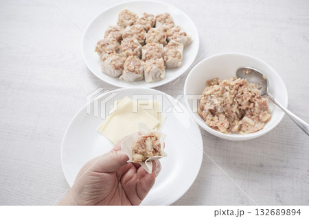 肉焼売　調理中 132689894