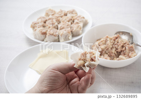 肉焼売　調理中 132689895