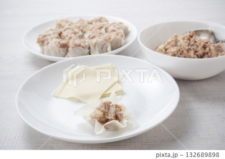 肉焼売　調理中 132689898