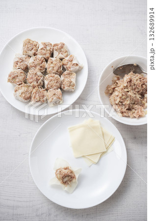 肉焼売　調理中 132689914