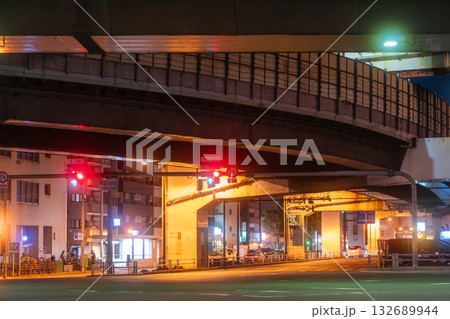 ジャンクションの夜景、立ち並ぶ橋脚と下の国道 ジャンクションの夜景、立ち並ぶ橋脚と下の国道 132689944