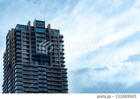 ビルの隙間から見える空 132689983