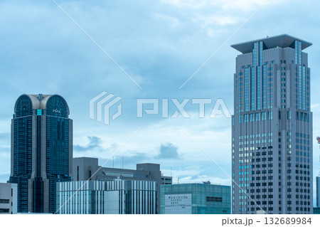 ビルの隙間から見える空 132689984