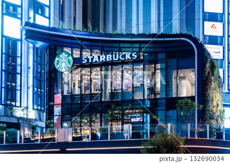 夕方の光に照らされる街 132690034