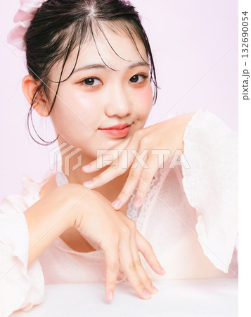 若い女性のファッションポートレート 132690054