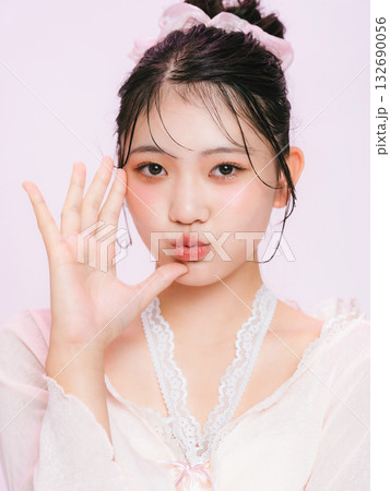 若い女性のファッションポートレート 132690056
