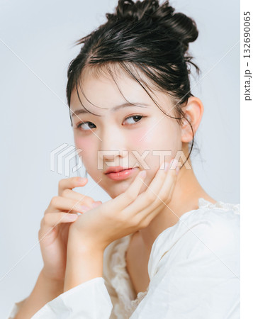 若い女性のファッションポートレート 若い女性のファッションポートレート 132690065