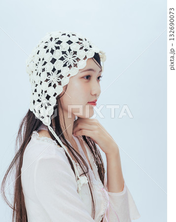 バブーシュカをかぶった若い女性のファッションポートレート バブーシュカをかぶった若い女性のファッションポートレート 132690073