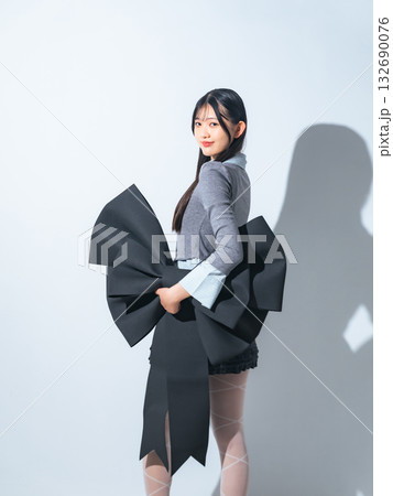 若い女性のファッションポートレート 132690076