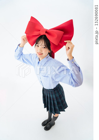 大きなリボンを持つ10代女性 132690081