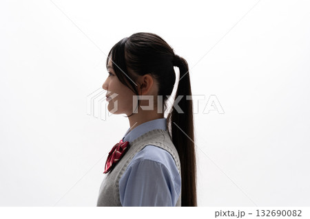 女子学生の横顔のシルエット 女子学生の横顔のシルエット 132690082
