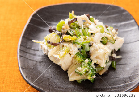 おいしい豆腐と蒸し鶏とブロッコリー和え おいしい豆腐と蒸し鶏とブロッコリー和え 132690238